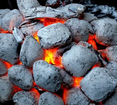Briquetas de carbon encendidas
